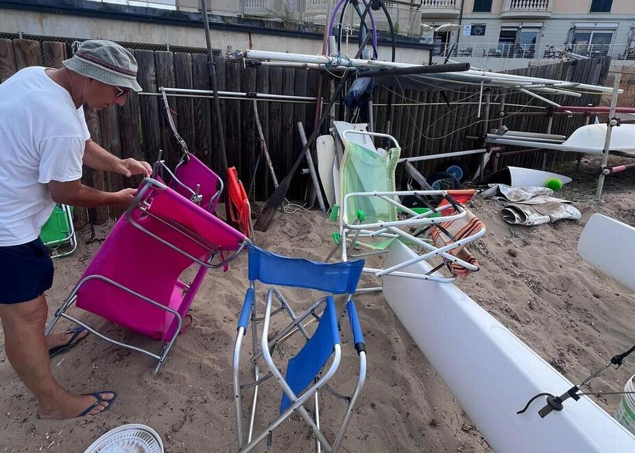 San Vincenzo, sdraio rotte e barche rovesciate: baby vandali in azione di notte<br>

