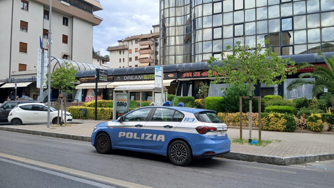 
	La polizia davanti al residence di via Ferrucci

