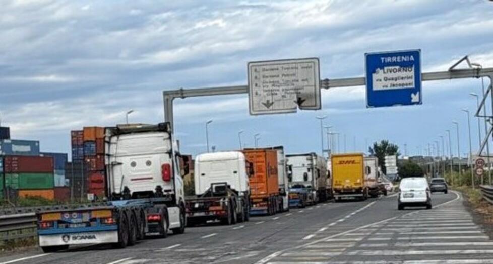 Livorno, ancora decine di camion bloccati fuori dal porto: «È solo la punta di un iceberg»