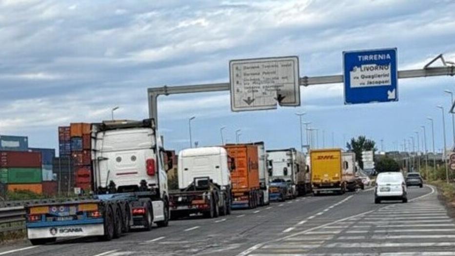 Livorno, ancora decine di camion bloccati fuori dal porto: «È solo la punta di un iceberg»