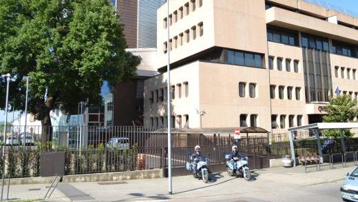 Il marciapiede dove la donna si è accasciata a terra