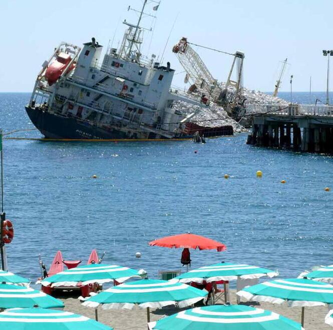 
	La nave Guang Rong incagliata al pontile di Massa (foto di archivio)

