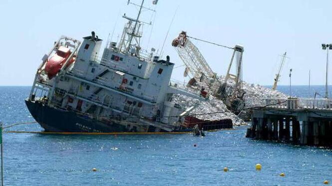 La nave Guang Rong incagliata al pontile di Massa (foto di archivio)
