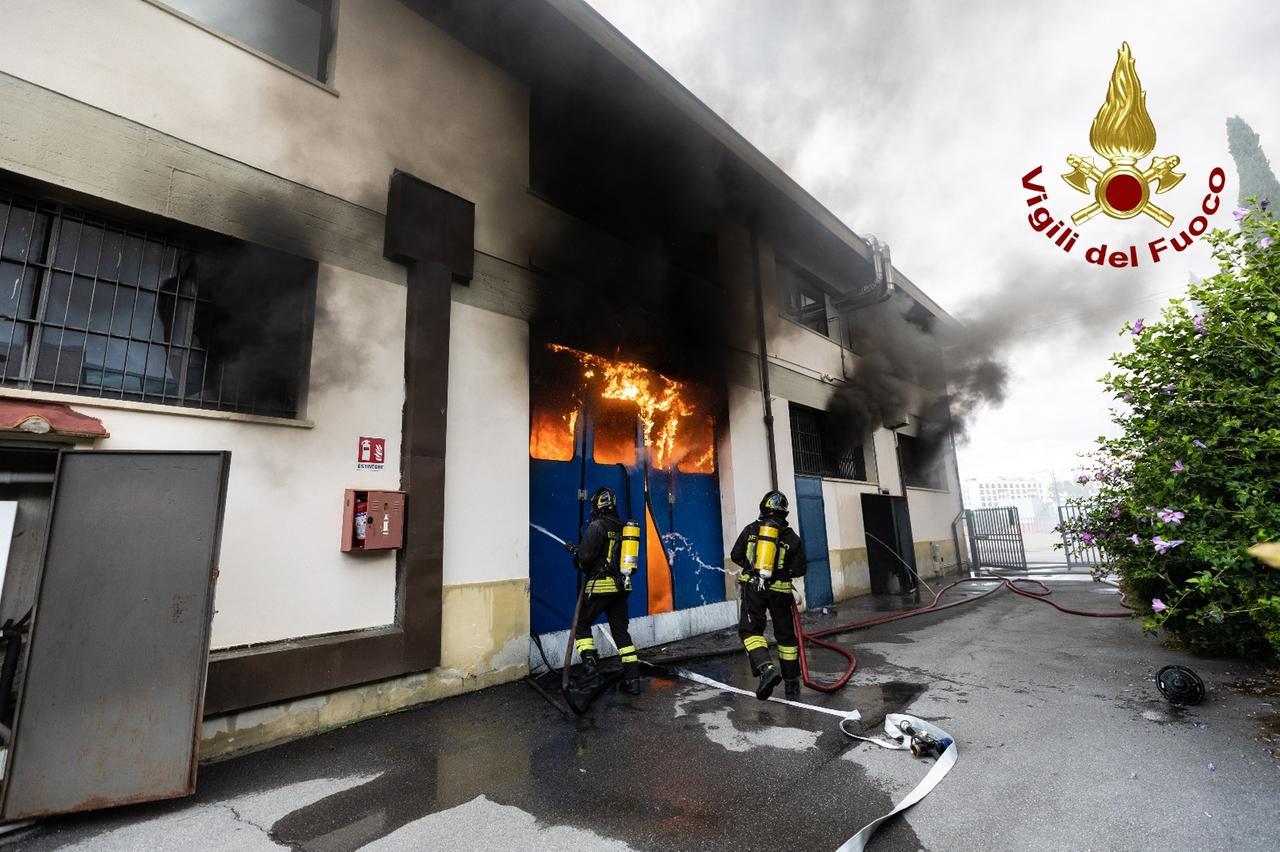 Scandicci, vasto incendio in un capannone industriale: massiccio intervento dei vigili del fuoco