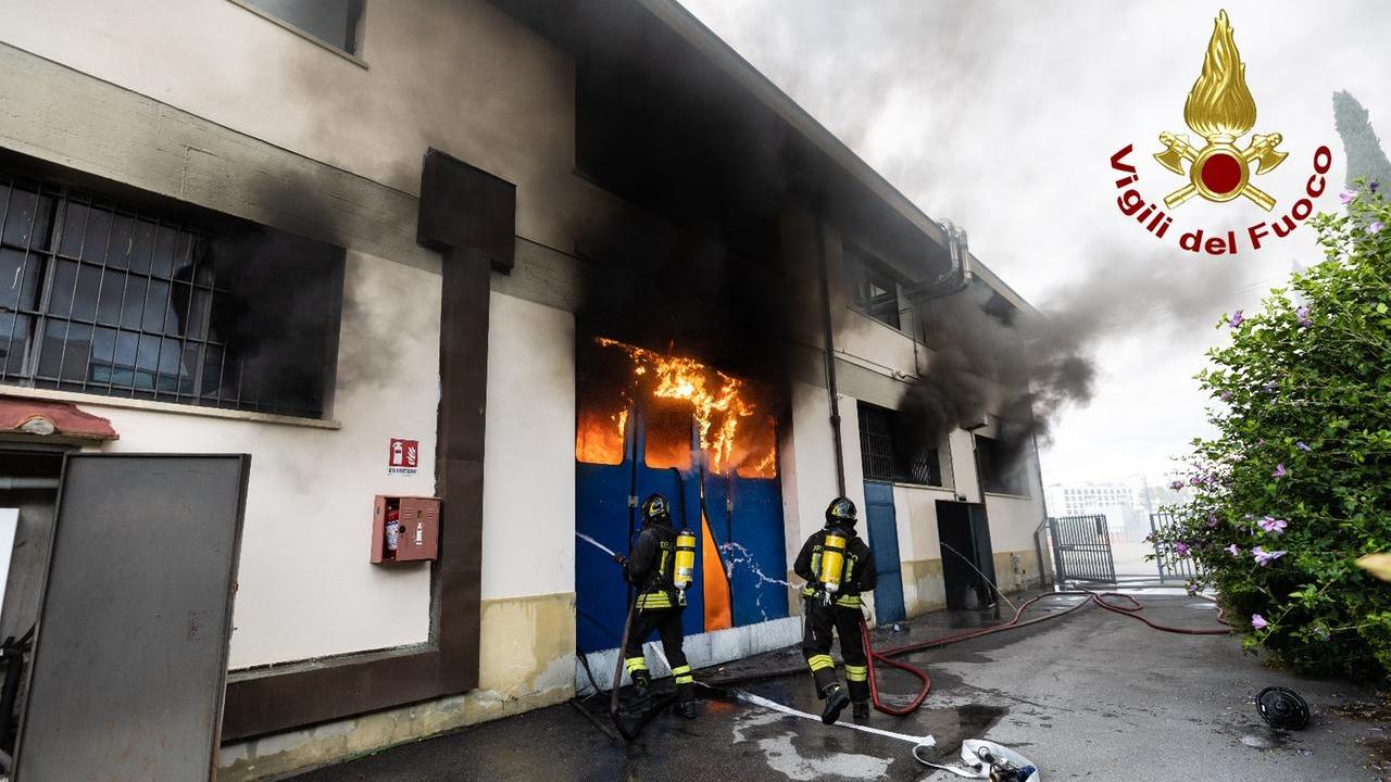 Scandicci, vasto incendio in un capannone industriale: massiccio intervento dei vigili del fuoco