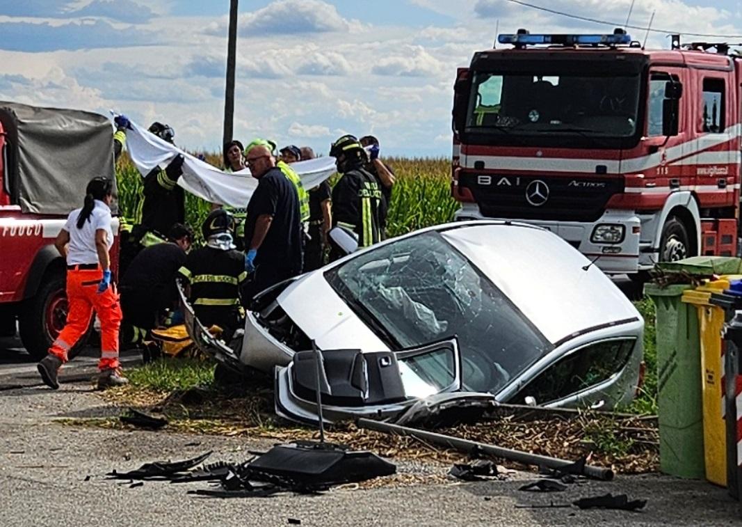 Cologna, auto contro il muretto dopo l’uscita di strada: famiglia all’ospedale