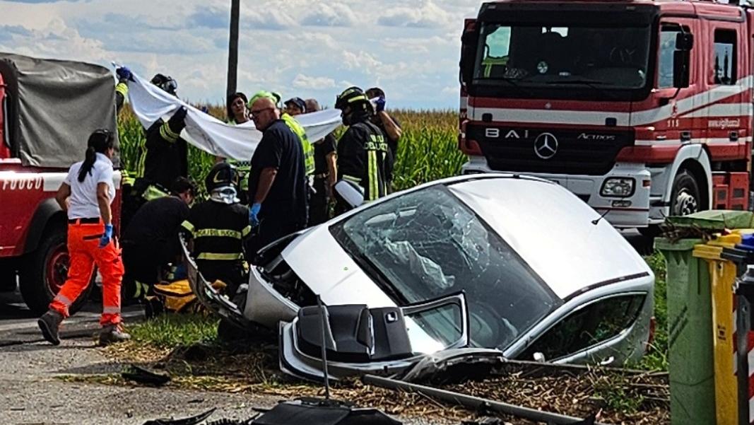 Cologna, auto contro il muretto dopo l’uscita di strada: famiglia all’ospedale