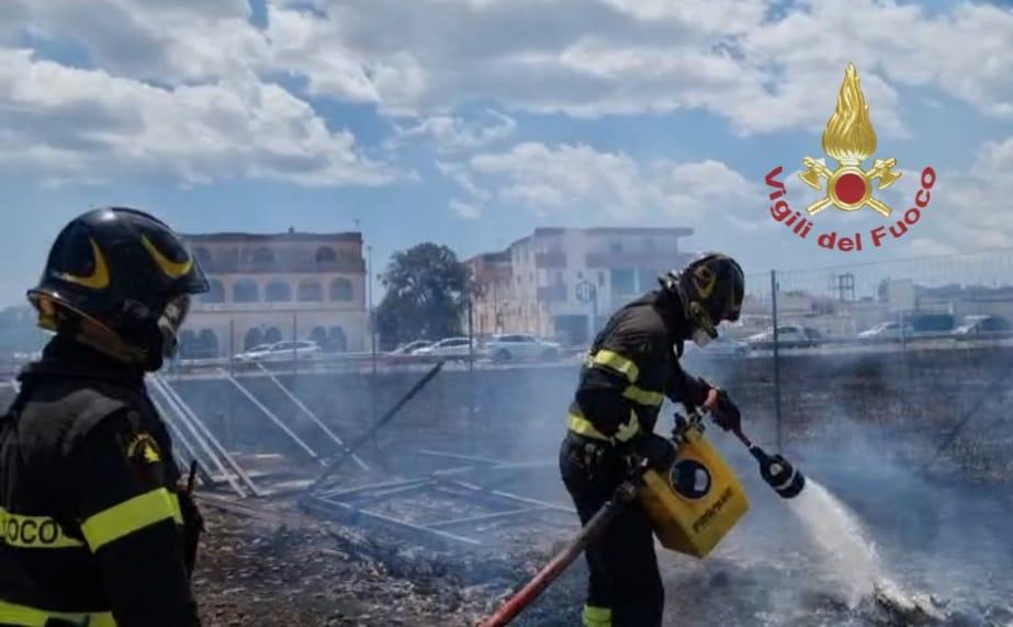 Incendio minaccia le case e un distributore di benzina: paura a Monserrato
