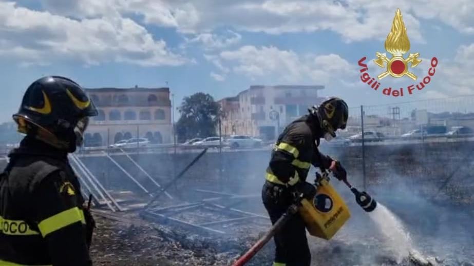 Incendio minaccia le case e un distributore di benzina: paura a Monserrato