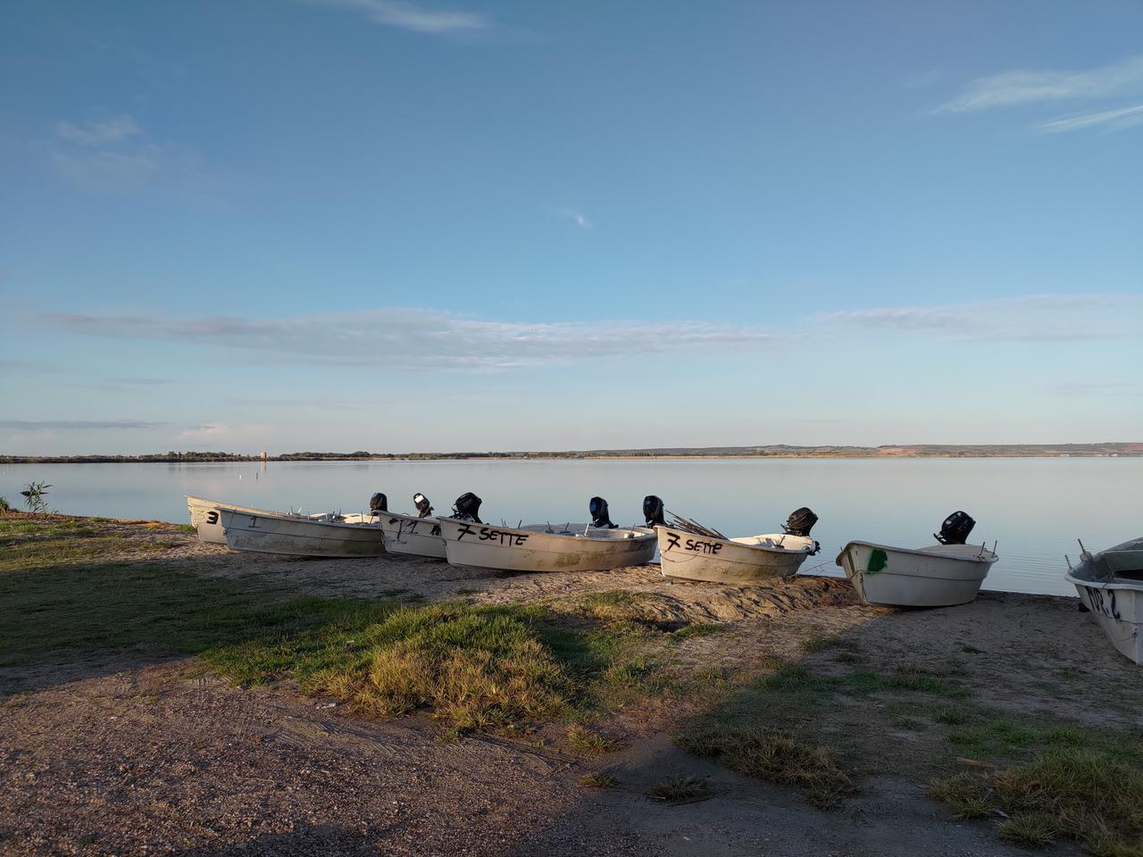 Barche sulla riva nello stagno di Cabras