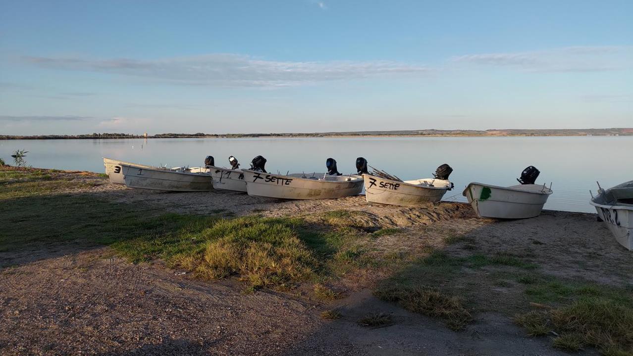 Barche sulla riva nello stagno di Cabras