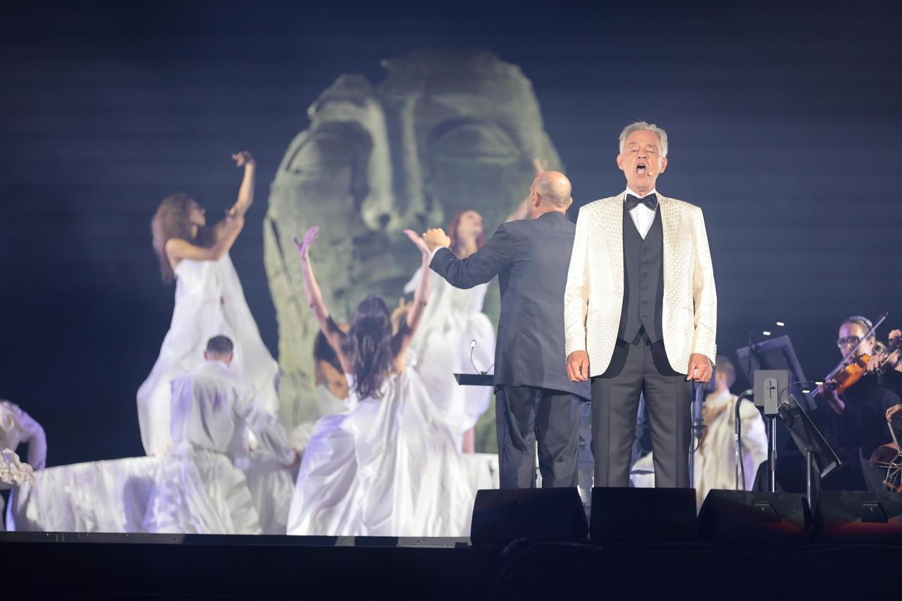 
	Bocelli sul palco prima dello stop deciso per alcuni minuti subito dopo l&rsquo;inizio del concerto (Foto Stick)


