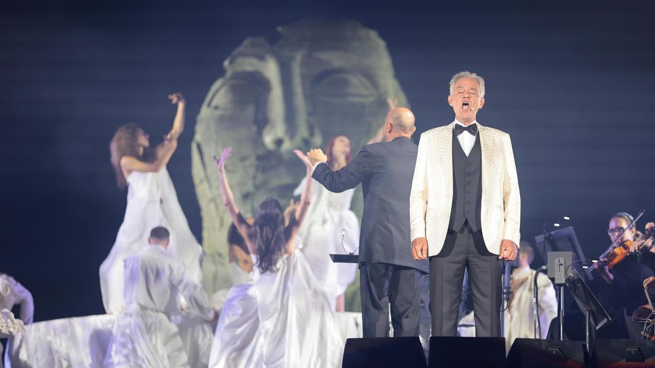 Bocelli sul palco prima dello stop deciso per alcuni minuti subito dopo l’inizio del concerto (Foto Stick)
