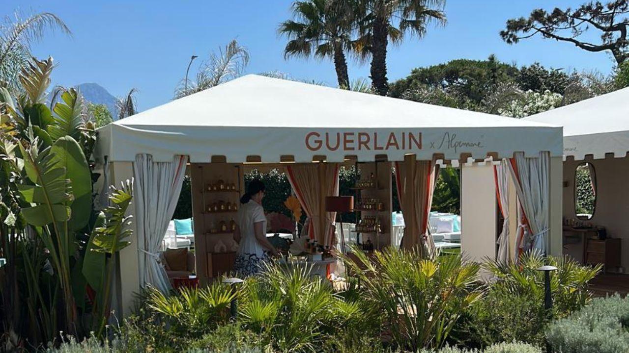 
	La tenda dove sono esposti i prodotti Guerlain offerti dall&rsquo;Alpemare

