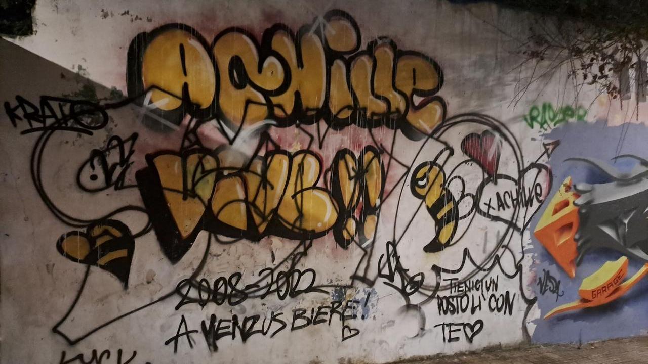 Il piccolo Achille scomparso nel 2022, sfregiato il murale in sua memoria. Il padre: «Non avete rispetto per nessuno»