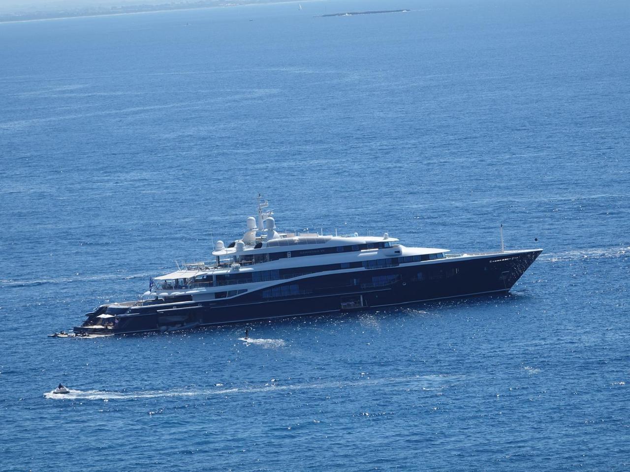 
	Il super yahct (foto Enzo Russo)

