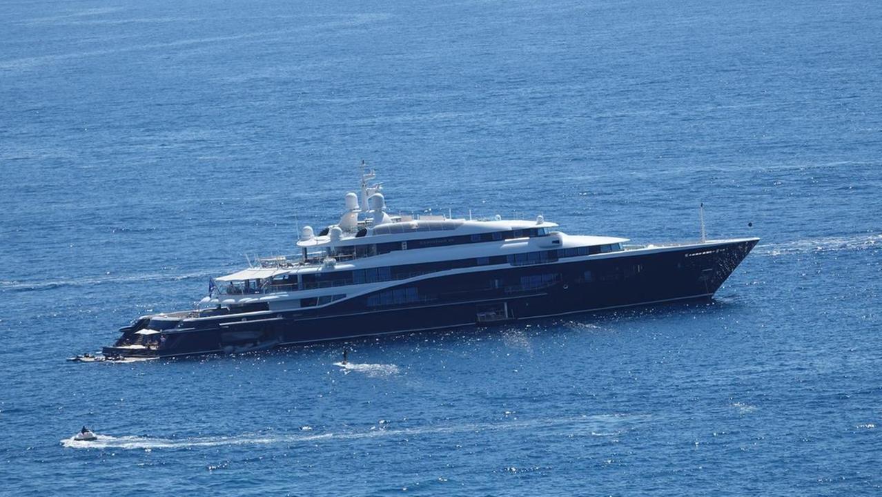 Il super yahct (foto Enzo Russo)