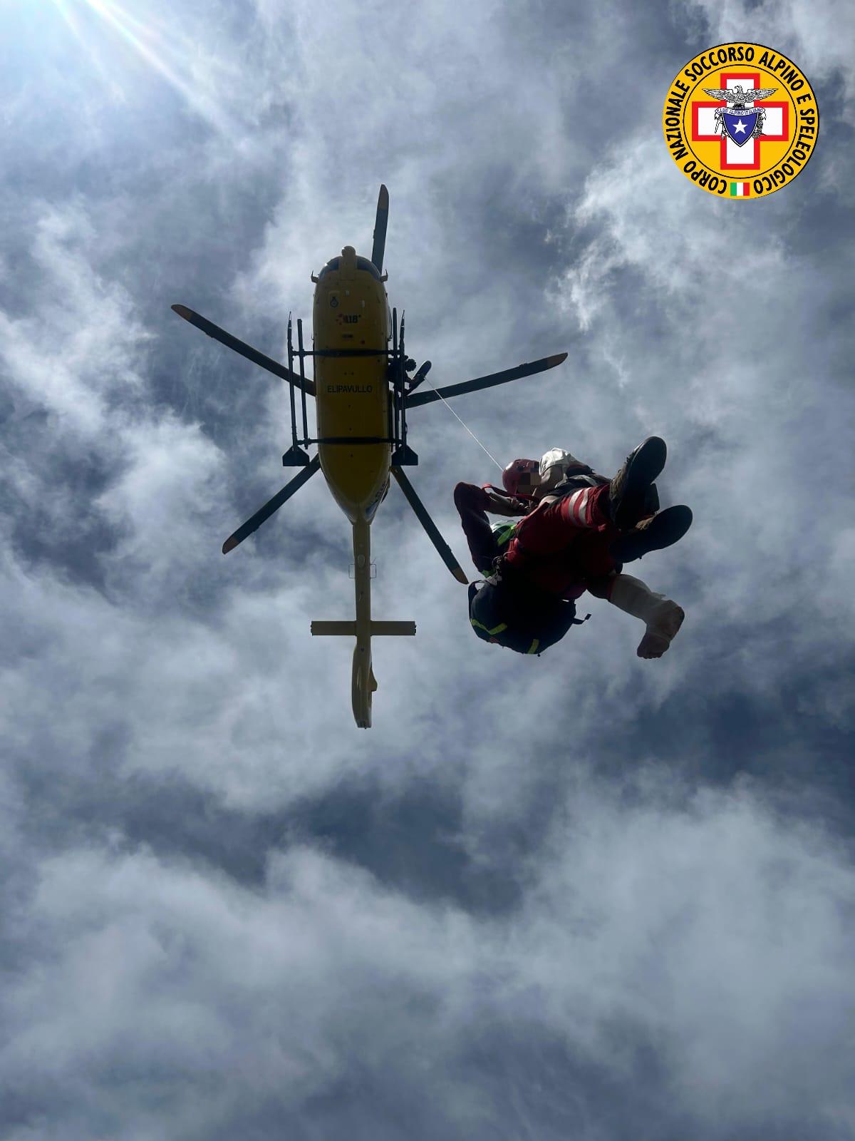 Cade e si ferisce mentre scende dal Ventasso, escursionista soccorso