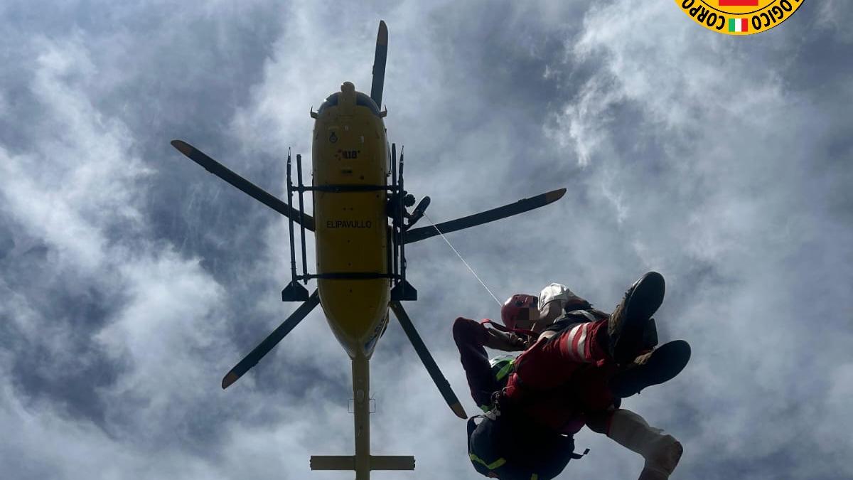Cade e si ferisce mentre scende dal Ventasso, escursionista soccorso