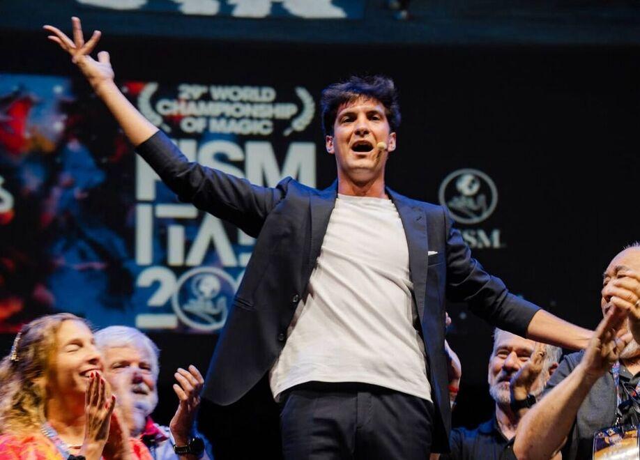 
	Fontanelli saluta il pubblico al termine del numero che gli ha garantito la vittoria ai mondiali di Torino (foto Master of Magic)

