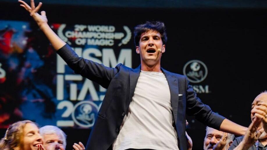 Fontanelli saluta il pubblico al termine del numero che gli ha garantito la vittoria ai mondiali di Torino (foto Master of Magic)