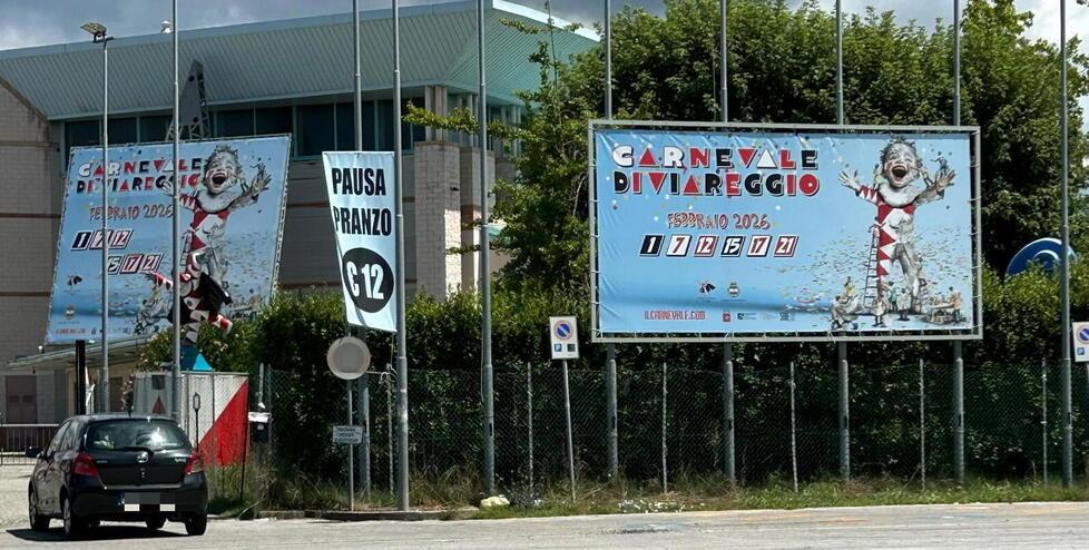 
	L'ingresso della Cittadella del Carnevale di Viareggio con esposto il manifesto ufficiale del 2026 oggi al centro di una querelle&nbsp;(foto Paglianti)

