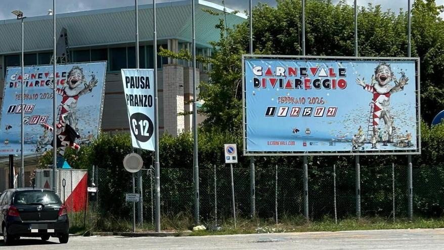 L'ingresso della Cittadella del Carnevale di Viareggio con esposto il manifesto ufficiale del 2026 oggi al centro di una querelle (foto Paglianti)