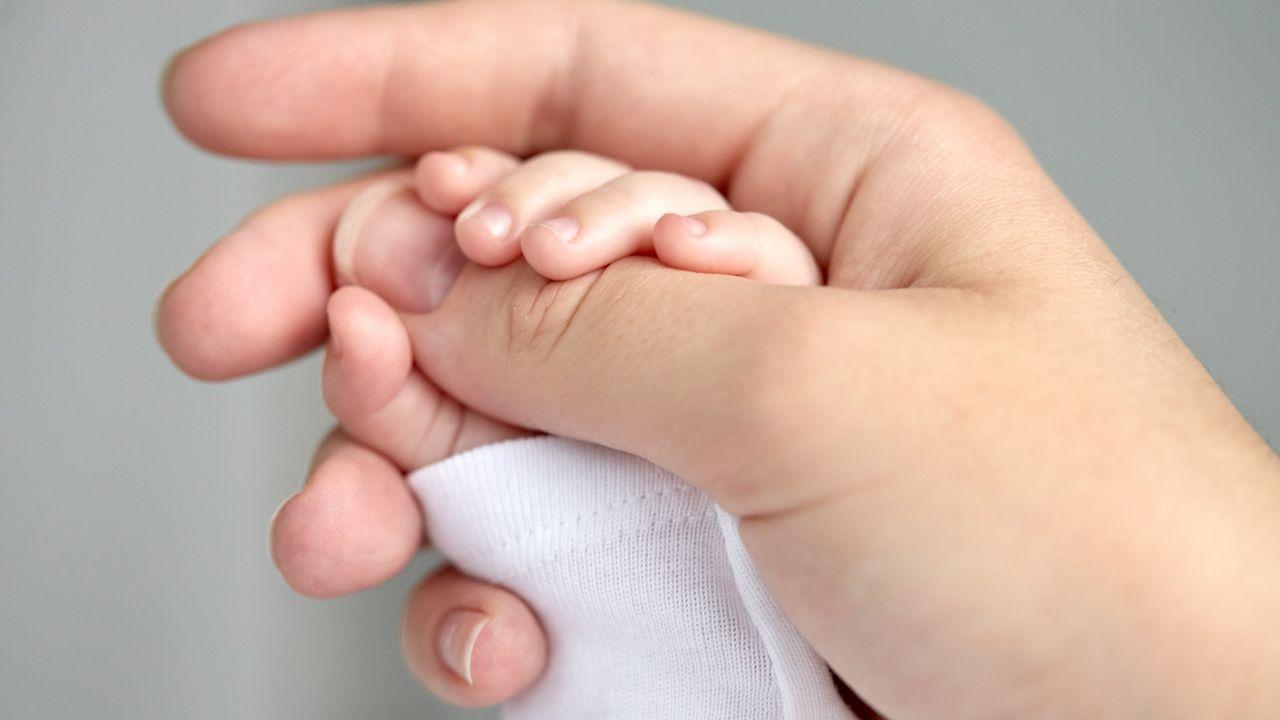 
	La piccola salvata da due agenti della polizia

