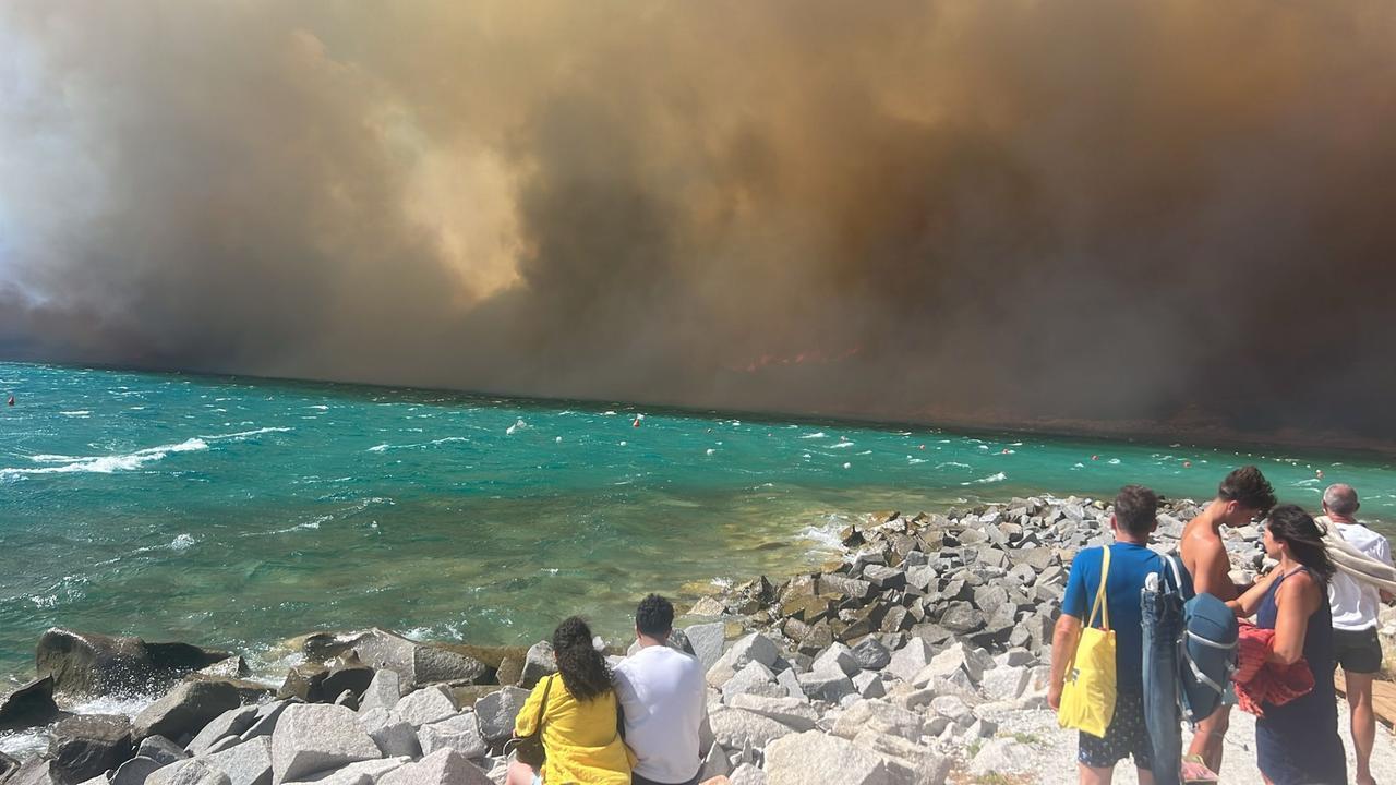 Inferno di fuoco a Villasimius, bagnanti evacuati dalla spiaggia e decine di auto carbonizzate – VIDEO