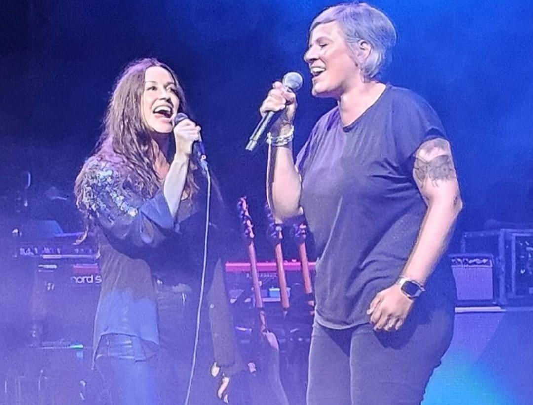 Con Alanis Morissette a cantare Ironic sul palco: il sogno di una fan reggiana si avvera