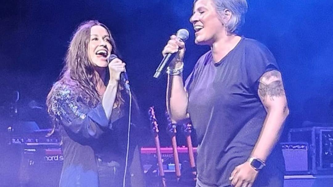 Con Alanis Morissette a cantare Ironic sul palco: il sogno di una fan reggiana si avvera