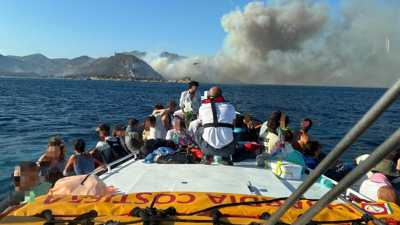 Incendio a Villasimius, i bagnanti in trappola tra le fiamme e il mare: esplosioni, urla e sirene