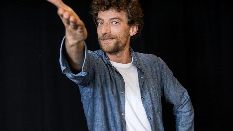 Maurizio Lastrico a Livorno: in scena le sfighe della vita tutte da ridere<br type="_moz" />