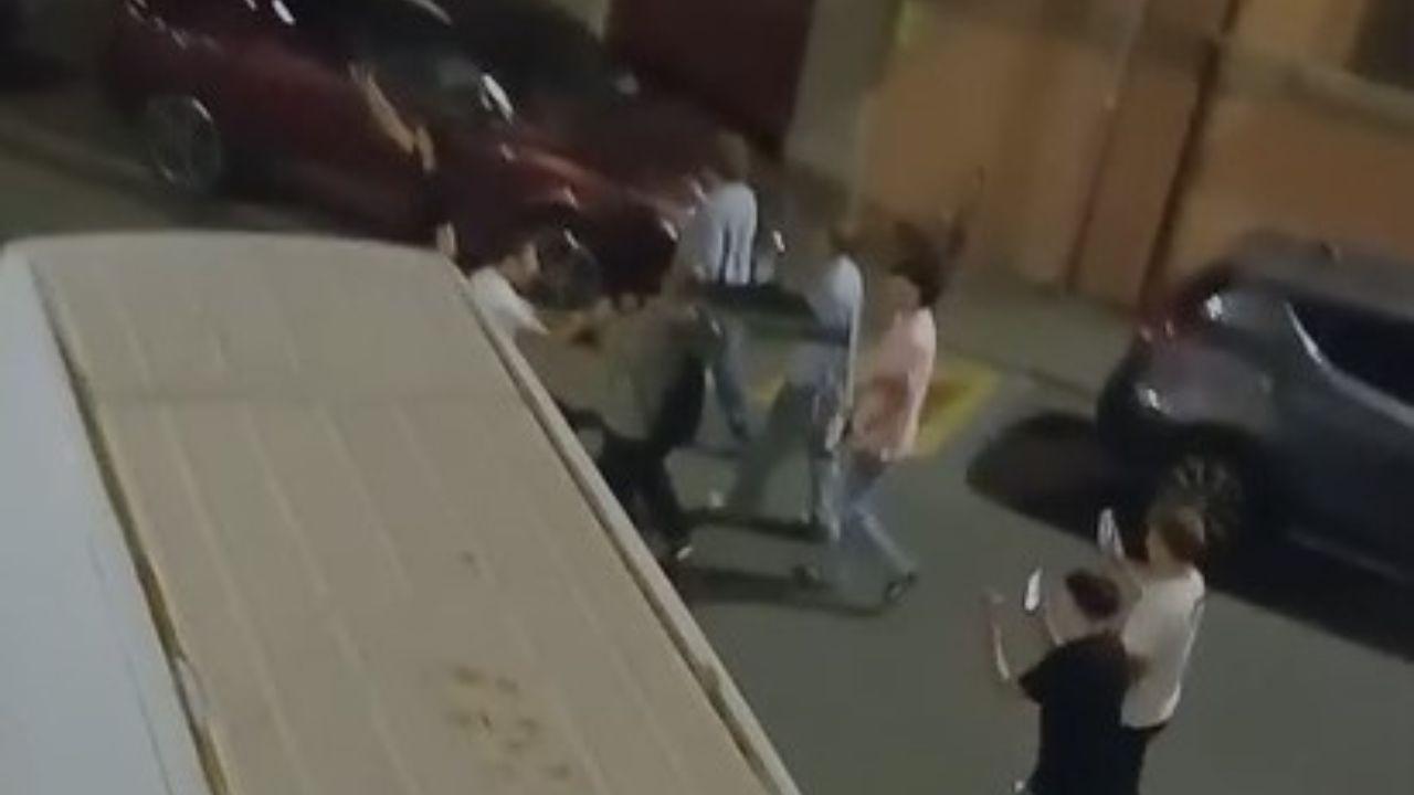 Un momento in cui i giovani camminano in via Borra: uno di loro ha il cartello in mano