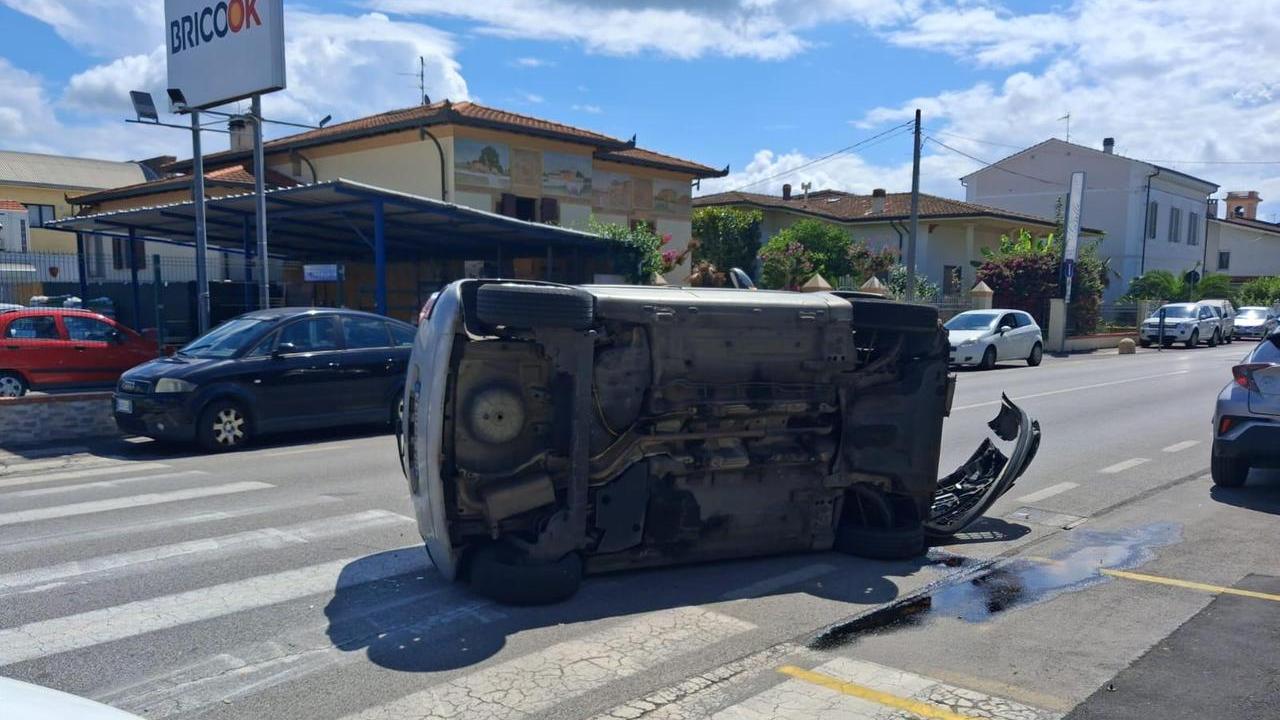 Torre del Lago, si ribalta lungo l’Aurelia: i vigili scoprono che è senza patente da 15 anni