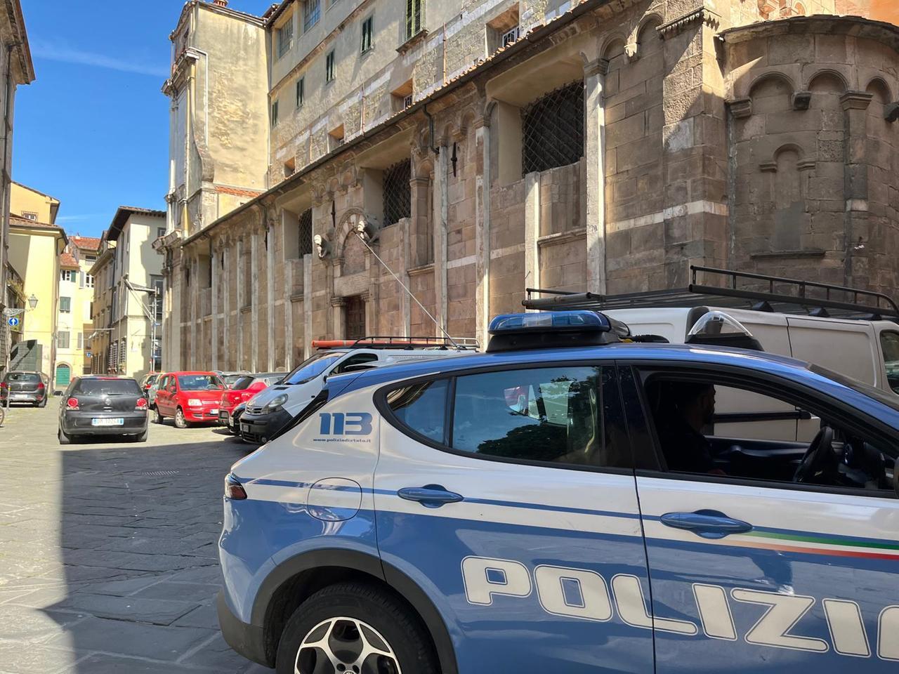 Lite a colpi di bottiglia davanti alla stazione di Lucca