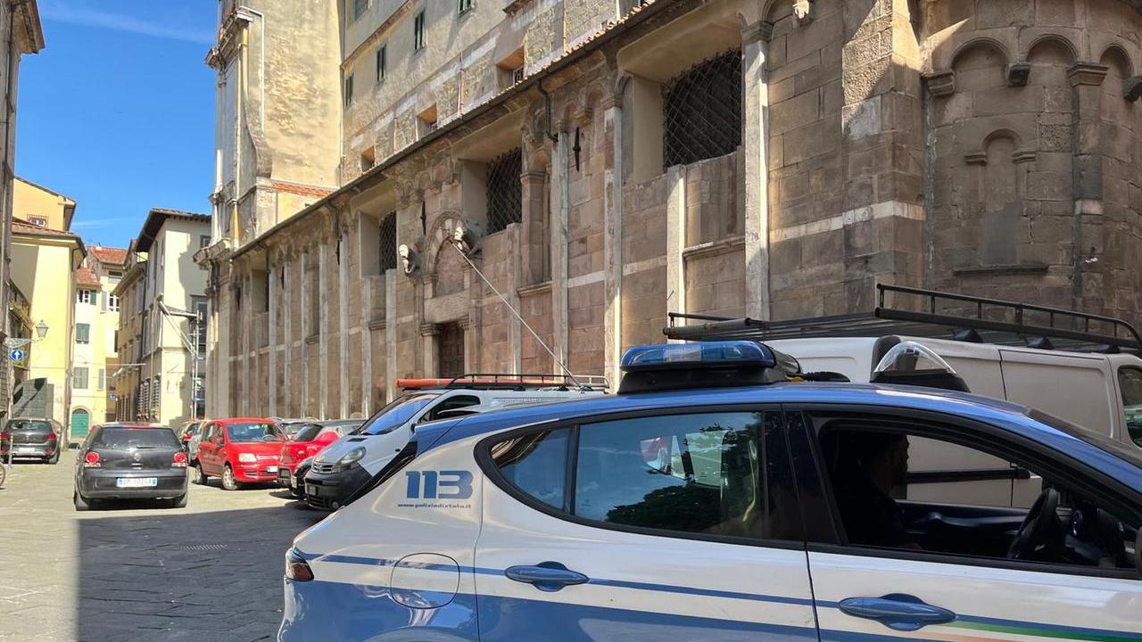 Lite a colpi di bottiglia davanti alla stazione di Lucca