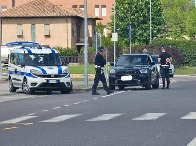 Ferrara, insulti sessisti a un’agente della Polizia locale: denunciata una donna