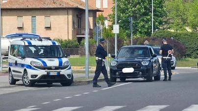Ferrara, insulti sessisti a un’agente della Polizia locale: denunciata una donna
