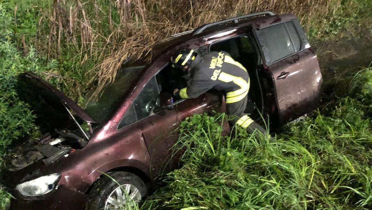 Prato, «Vieni a prendermi, sono troppo ubriaco per guidare». Ma anche l’amico finisce fuori strada