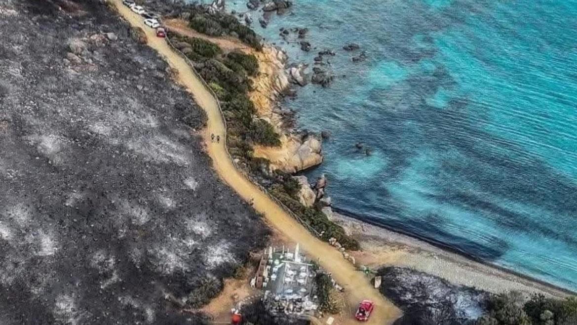 Incendio a Villasimius, la testimonianza: «Nuotavo, poi ho visto il fumo e tutti correvano verso le auto»