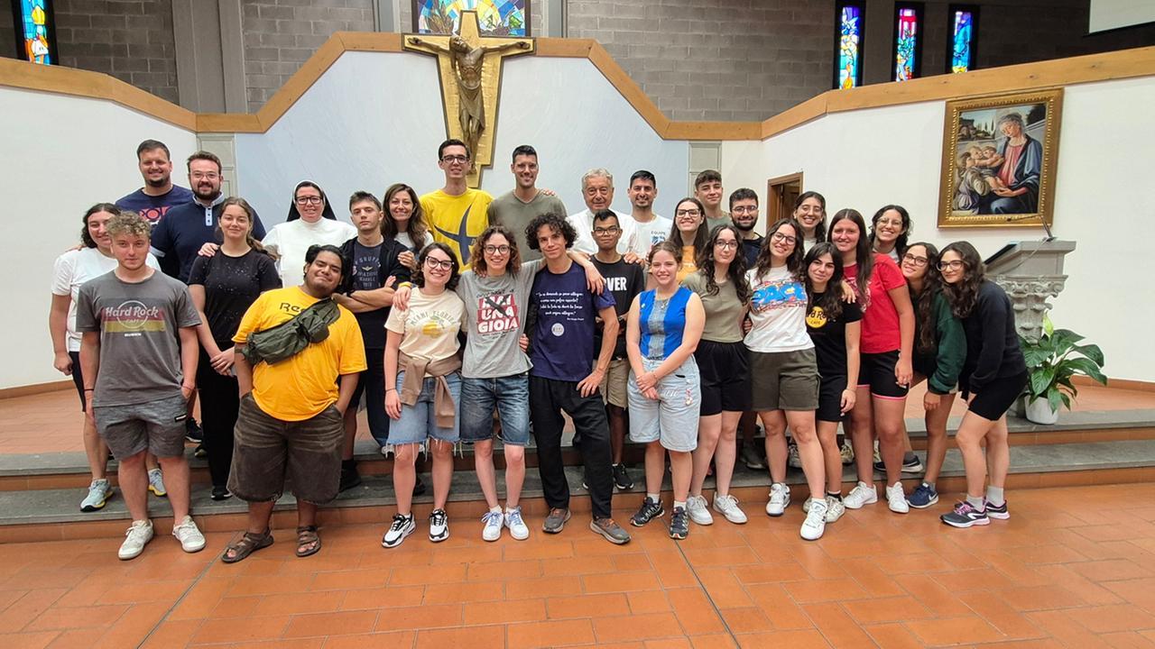 
	Il gruppo di giovani col vescovo Giovanni Nerbini

