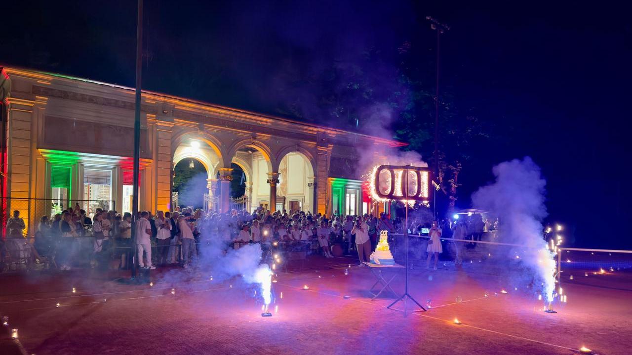 Giochi di luce e fuochi d'artificio al circolo di tennis (foto Nucci)