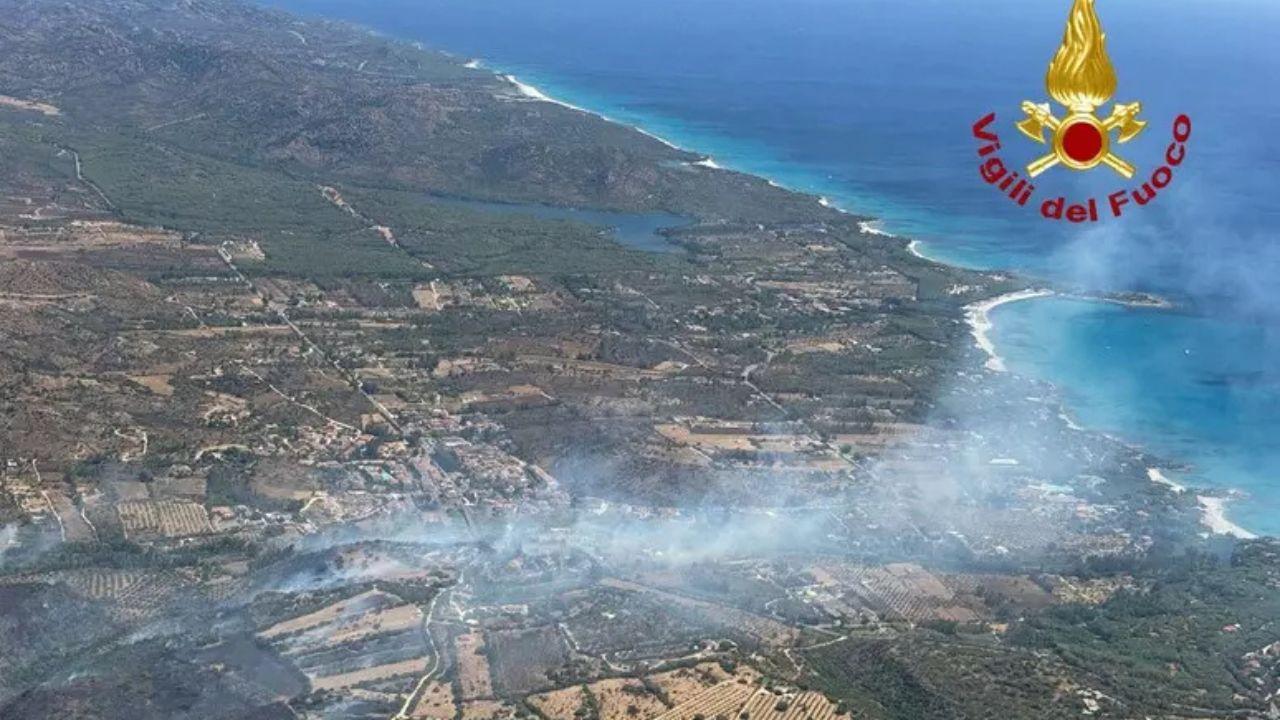 L'incendio a Orosei in una foto dei vigili del fuoco