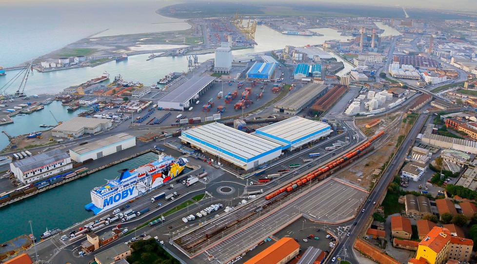 Porto di Livorno, l’allarme dei terminalisti: «Vincoli regionali allo sviluppo»