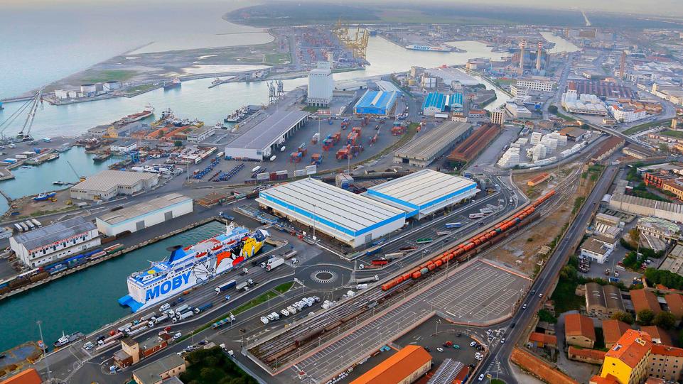 Porto di Livorno, l’allarme dei terminalisti: «Vincoli regionali allo sviluppo»