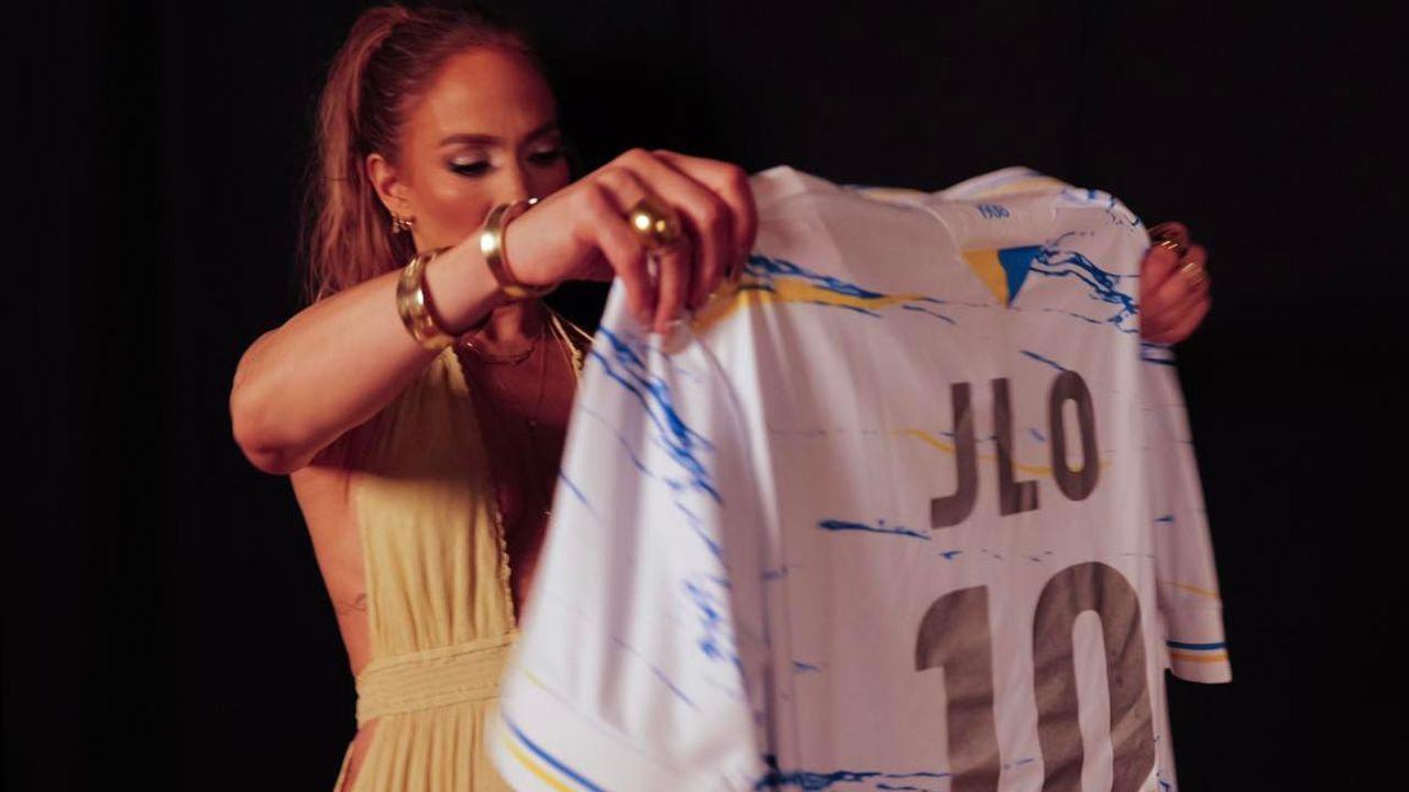Jennifer Lopez con la maglia della Carrarese (foto da Facebook)