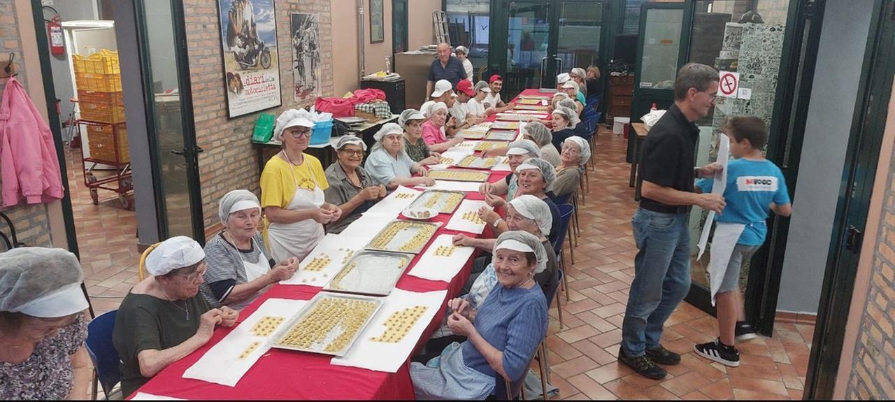 Rezdore all’opera per il Festival d’Enza: cucinano quintali di cappelletti e cappellacci
