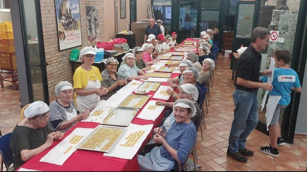 Rezdore all’opera per il Festival d’Enza: cucinano quintali di cappelletti e cappellacci