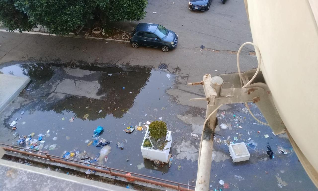 Cagliari, esplode un fogna: le acque reflue invadono il piazzale di una palazzina